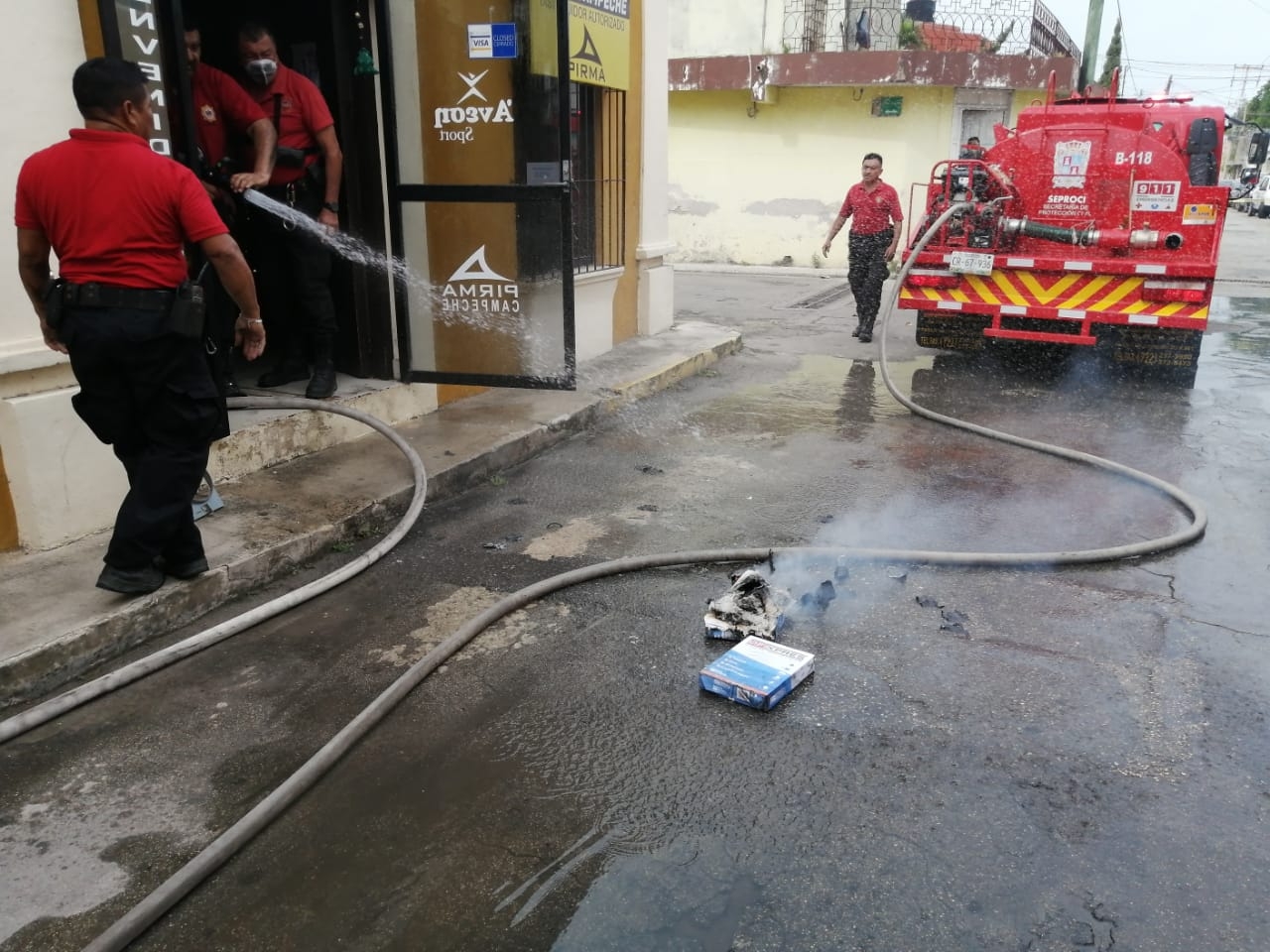 El equipo de bomberos se vio en necesidad de utilizar máscaras de oxígeno debido a que el incendio fue en un sitio cerrado