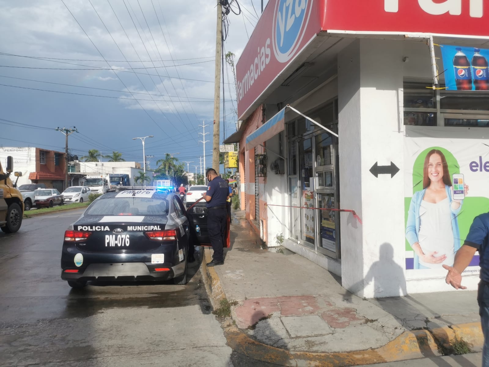 Vecinos detienen y golpean a un hombre que atracó una farmacia Yza en Ciudad del Carmen