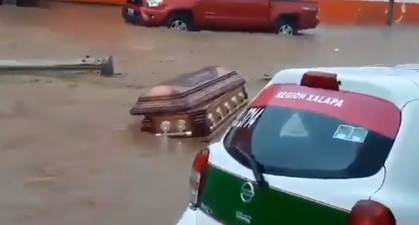 Ataúdes flotan durante inundación en Xalapa, Veracruz, tras paso de Grace: VIDEO