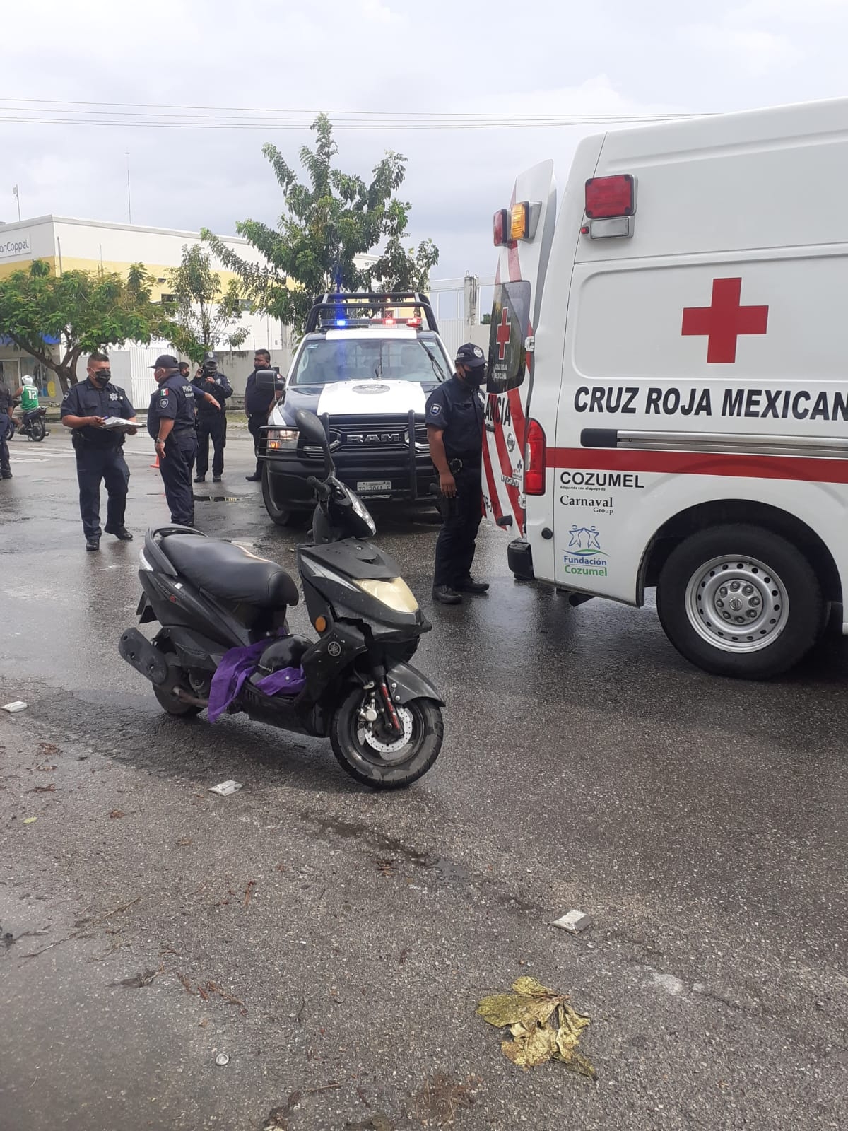 Patrulla de la policía municipal atropella a una motociclista en la Av. Juárez de Cozumel