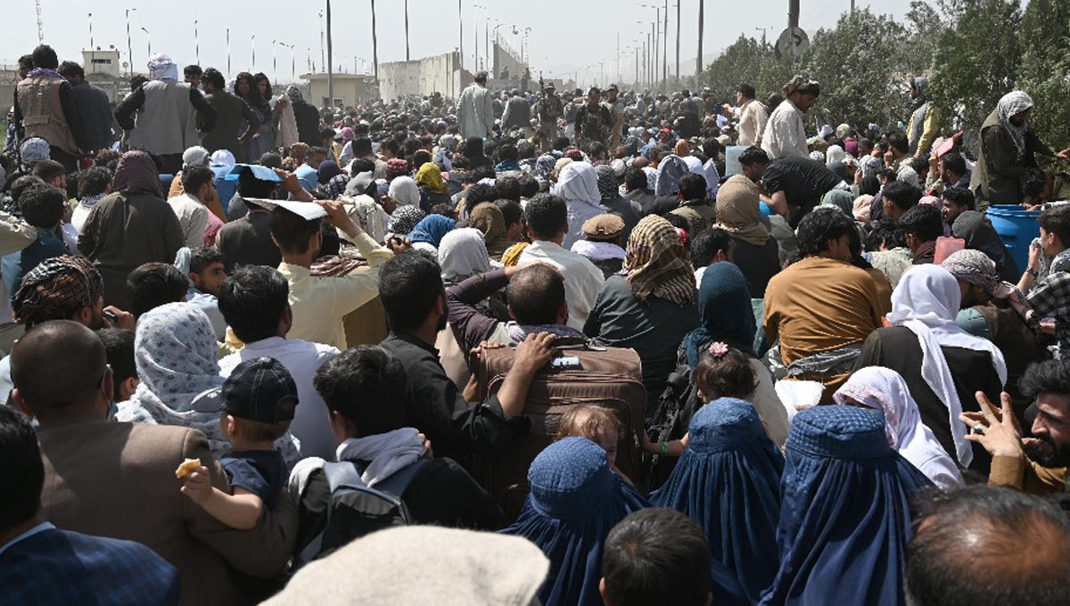 Familias esperan amontonadas entre los alambres que separan a los talibanes de las tropas estadounidenses, mientras las rutas del aeropuerto se mantienen congestionadas por el tráfico