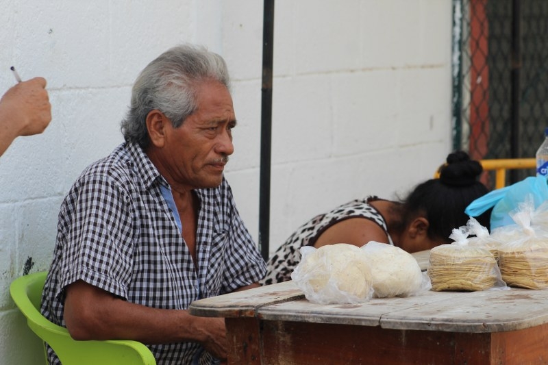 Comerciante sufre para vender pozol con cacao debido al COVID-19 en Chetumal