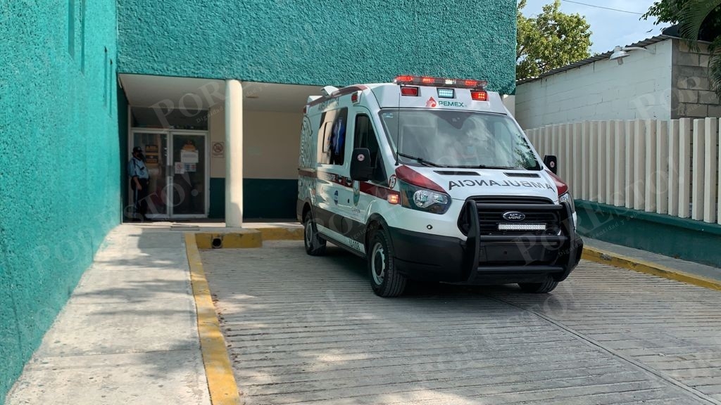 Llegan lesionados al hospital de Pemex en Ciudad del Carmen tras explosión en plataforma