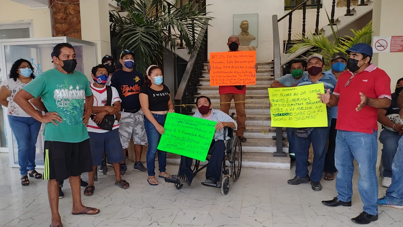 Trabajadores del Ayuntamiento de Felipe Carrillo Puerto toman el palacio municipal