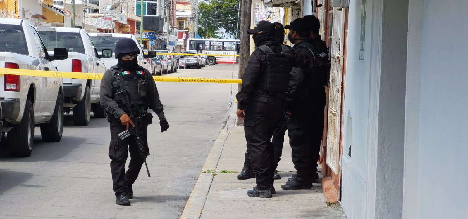 Policías catean hotel Capricornio en Ciudad del Carmen, Campeche