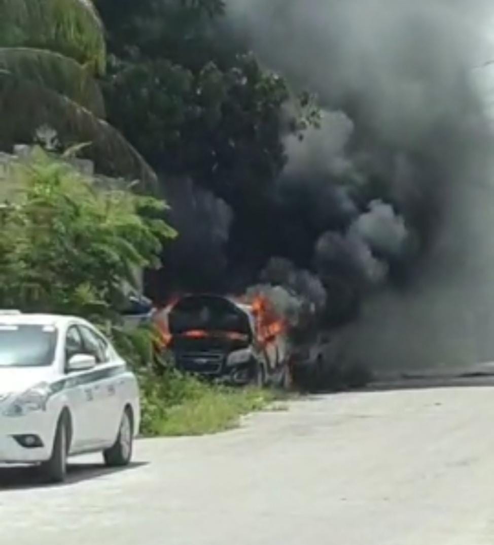 Automóvil se incendia en calles de la delegación Alfredo V. Bonfil en Cancún