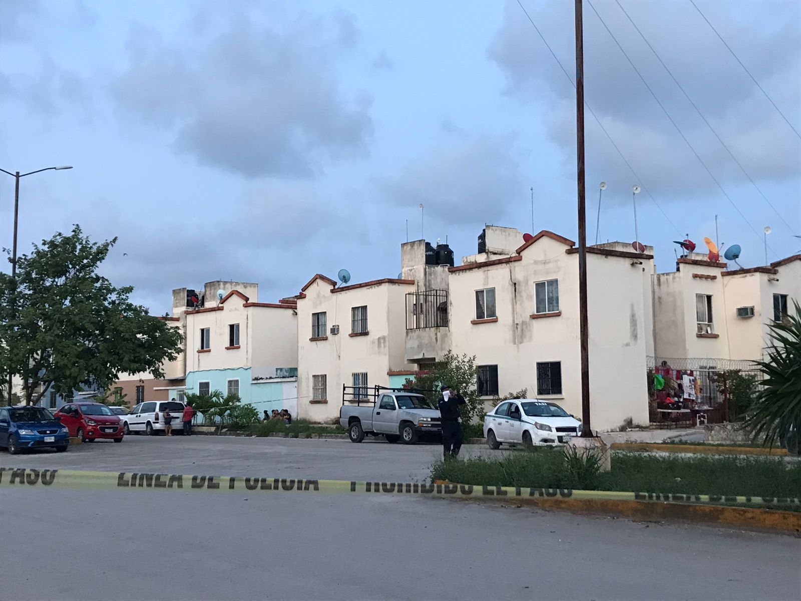 Elementos de la Policía de Quintana Roo, acordonaron la avenida ya que cerca de la unidad de alquiler quedaron casquillos percutidos