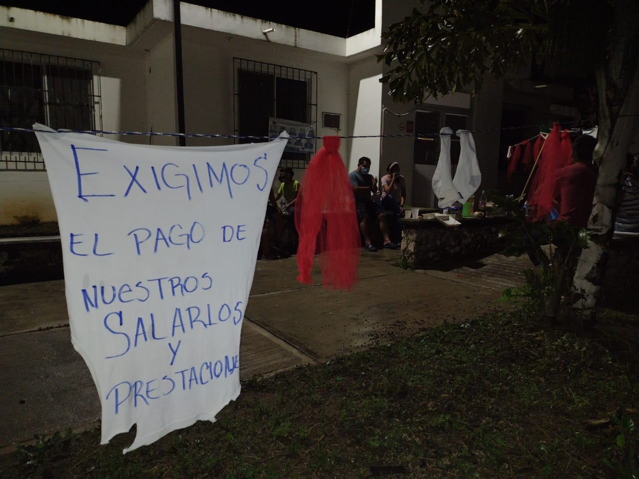 Trabajadores del Ayuntamiento de Felipe Carrillo Puerto mantienen huelga por 12 horas