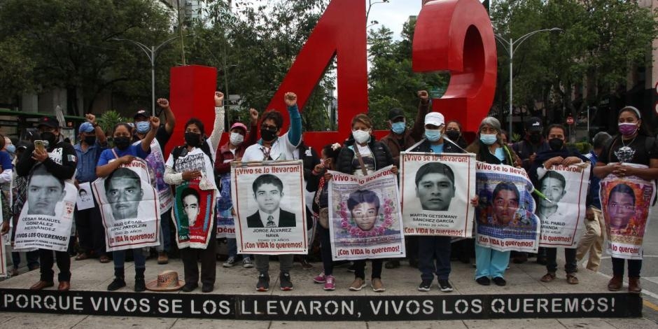 AMLO recibe en Palacio Nacional a padres de los 43 normalistas desaparecidos de Ayotzinapa