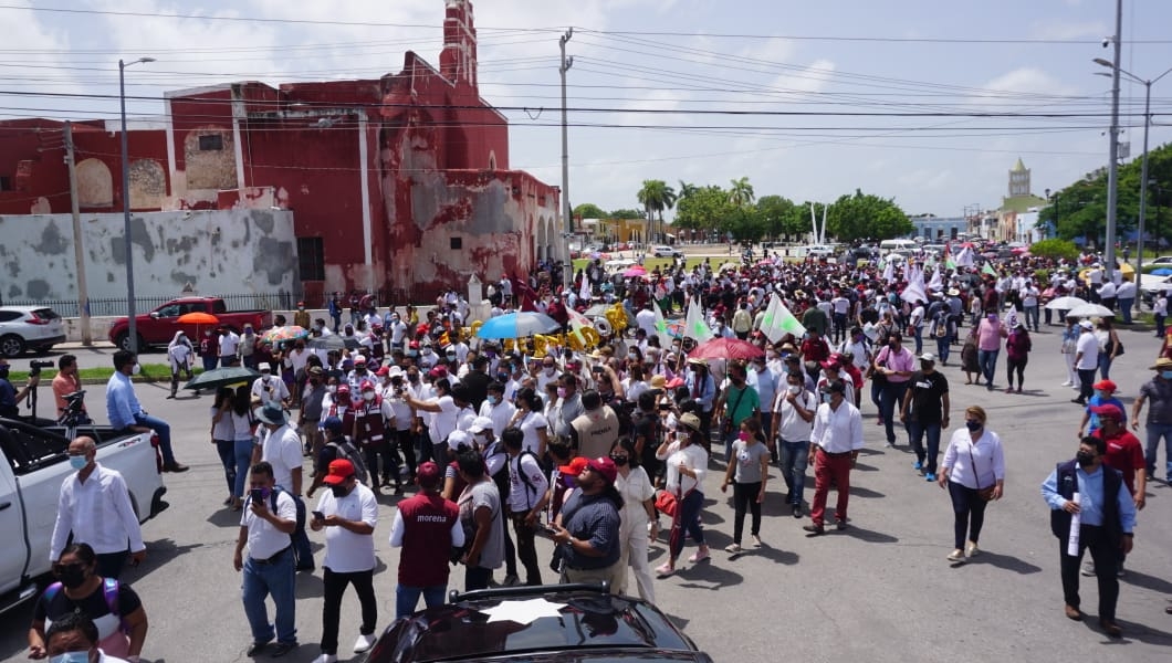 Sin respetar la sana distancia, Layda Sansores encabeza marcha en Campeche