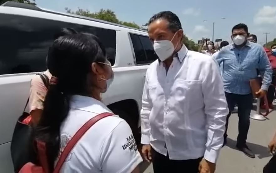 Carlos Joaquín ignora a trabajadores de la Sesa que exigen pago de viáticos en Chetumal
