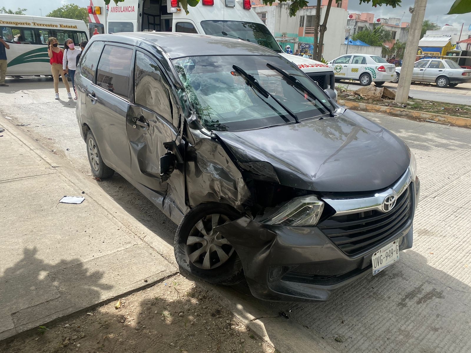 El automóvil particular recibió el impacto de la combi del lado del copiloto en la Región 260 de Cancún