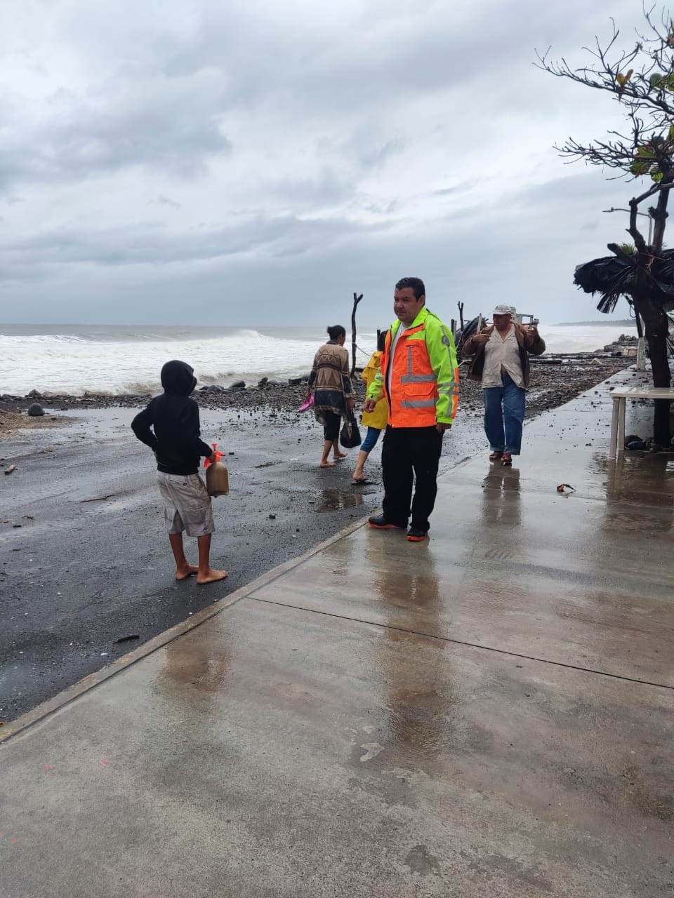 Evacúan a 50 personas de Tecomán, Colima, por paso del Huracán Nora: VIDEO