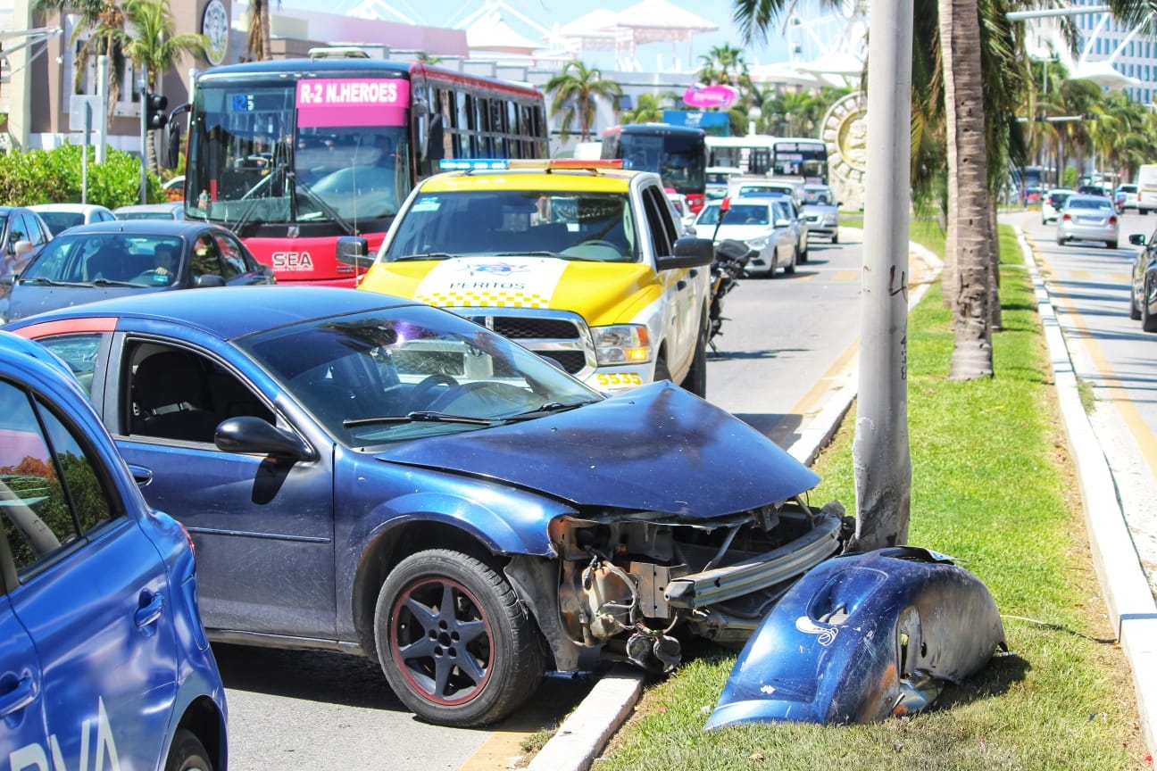 Choque automovilístico genera fuerte tráfico en la Zona de Hotelera de Cancún
