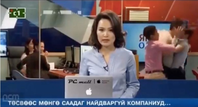 Periodistas pelean frente a las cámaras en un noticiero en vivo: VIDEO
