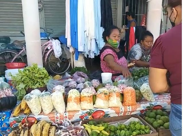Los comerciantes de verduras y frutas comentan que las ventas han mejorado en estos días