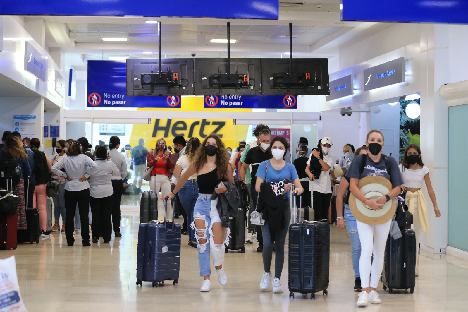 Más de 60 mil turistas llegan a Cancún pese a la alza de contagios por COVID-19