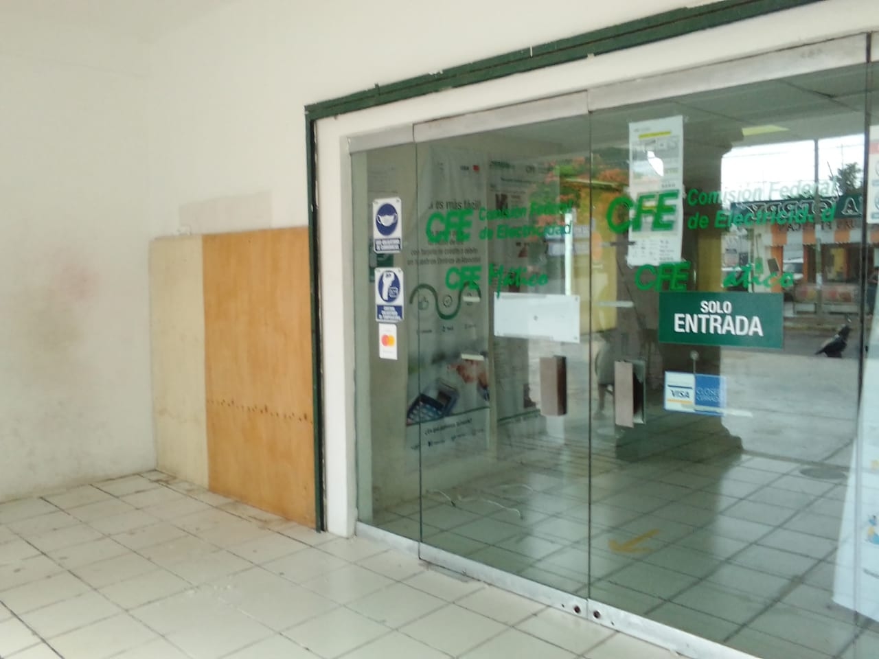 Ciudadanos se quejan por cierre de cajeros automáticos de la CFE en Playa del Carmen
