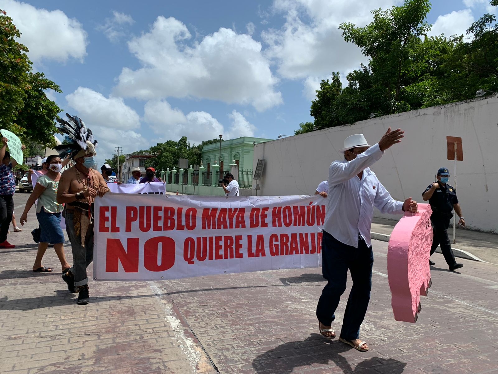 Pobladores de Homún protestan contra granja porcícola de Kekén: EN VIVO