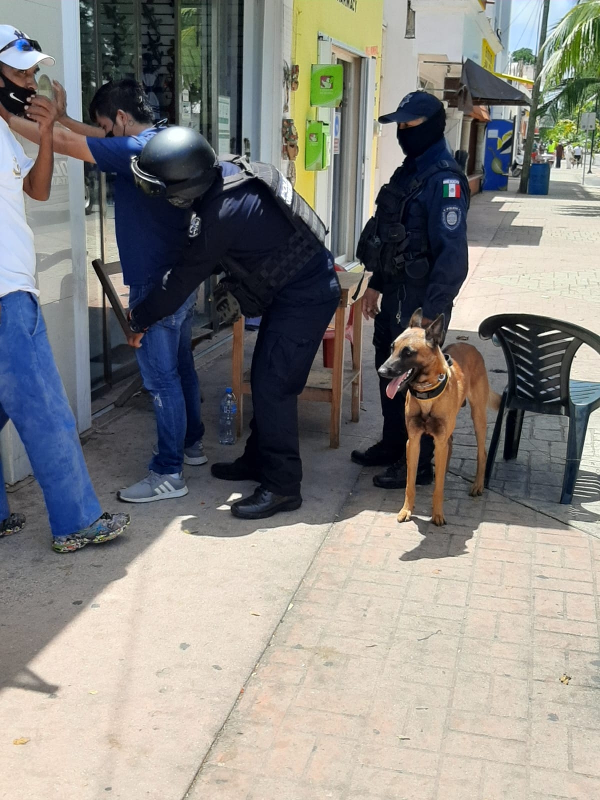 Detienen a siete operadores turísticos por acosar y vender drogas a visitantes en Cozumel