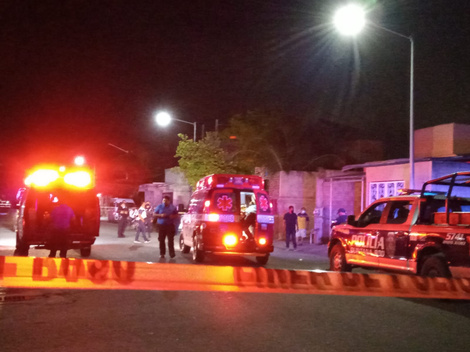 Vecinos linchan a presuntos ladrones en Región 248 de Cancún; muere uno en el lugar