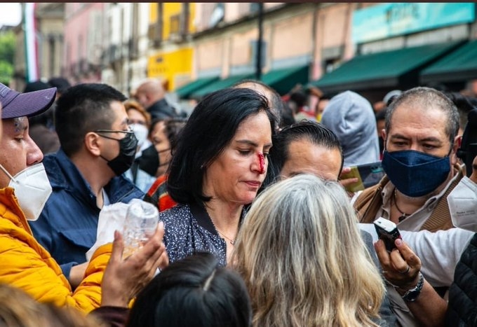 La alcaldesa Lía Limón terminó con la nariz ensangrentada, luego de sufrir, supuestamente, un golpe por los policías