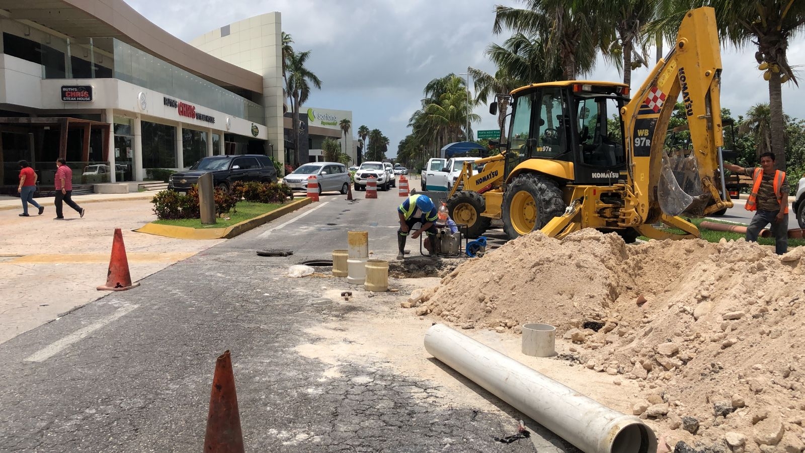La maquinaria perforó la vía para poder realizar el mantenimiento de tubería en la Zona Hotelera de Cancún