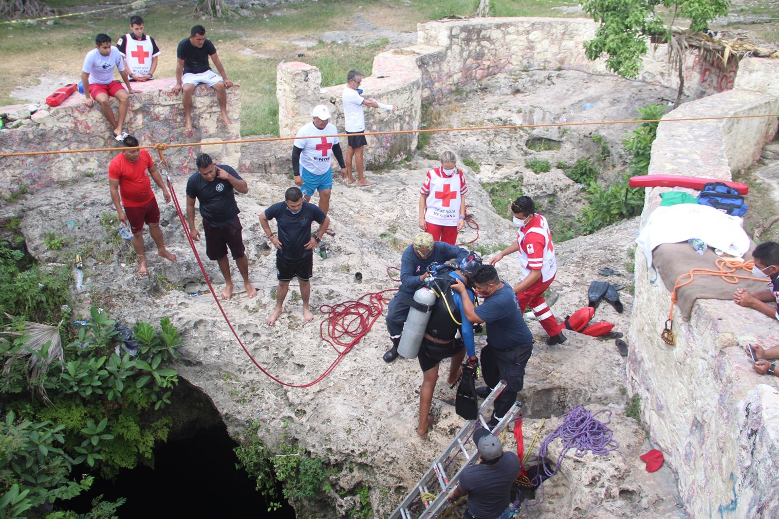 Rescatistas retoman búsqueda de hombre que cayó a un cenote en Cancún: FOTOS