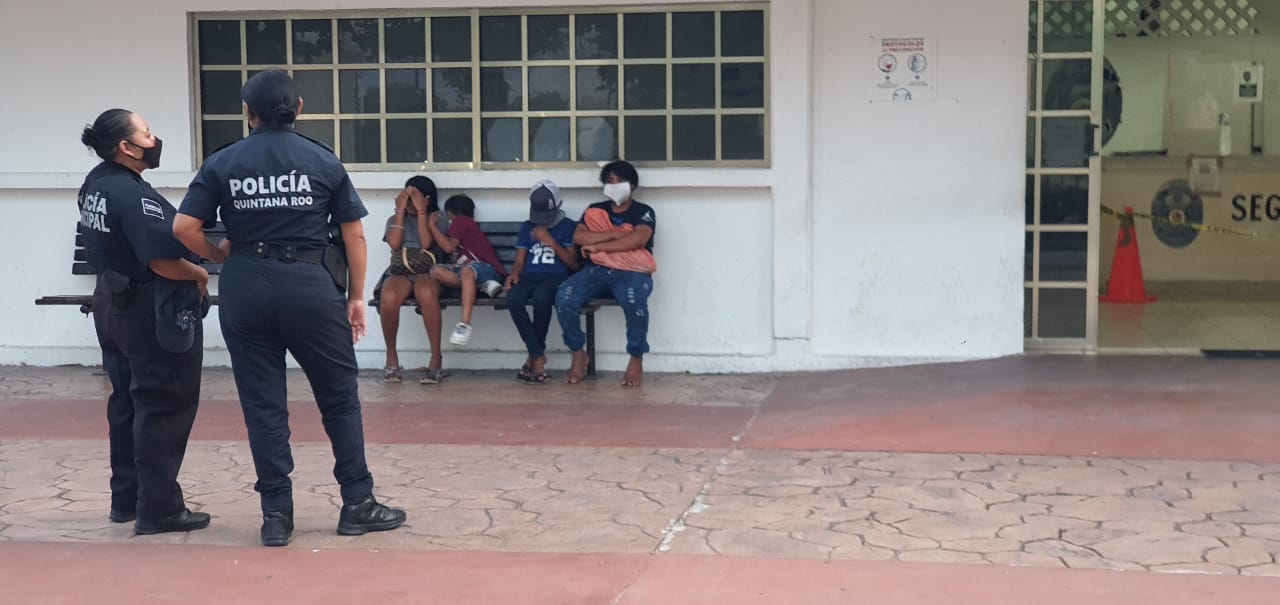 Policías detienen a cuatro niños por 'hostigar' a turistas en Cozumel
