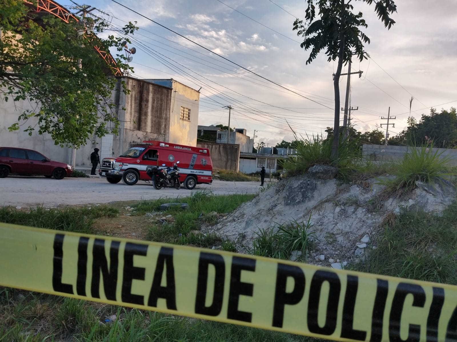 Hombres a bordo de un taxi matan a balazos a un conductor en Rancho Viejo, Cancún