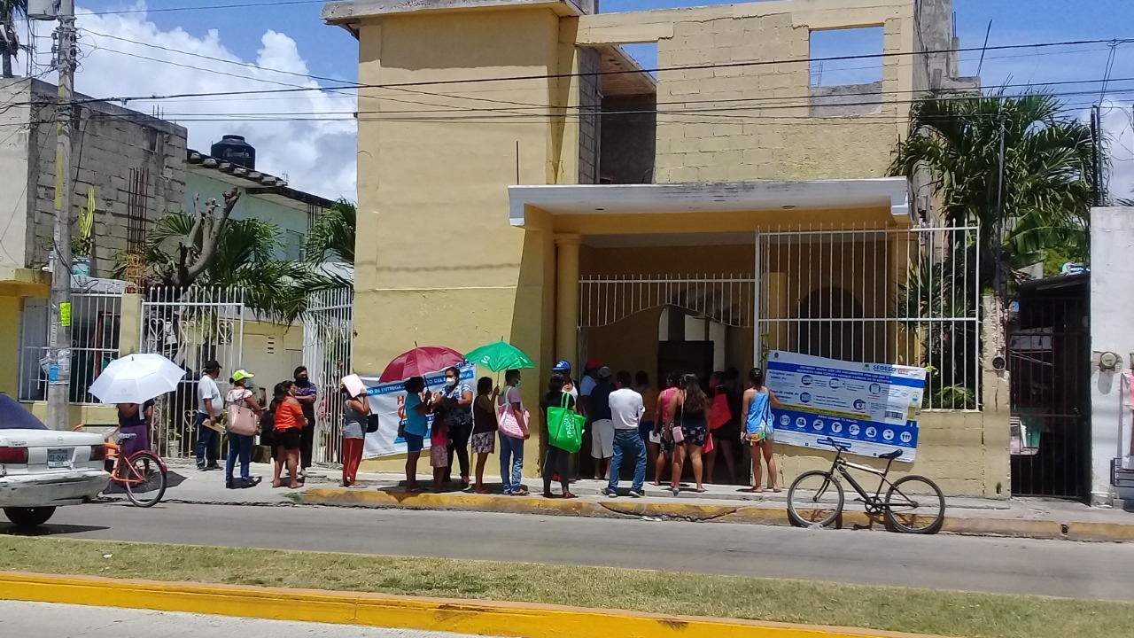 Los habitantes de Playa del Carmen hacen filas bajo el sol para recibir la despensa; Personal de Sedeso mantiene opacidad en cifras