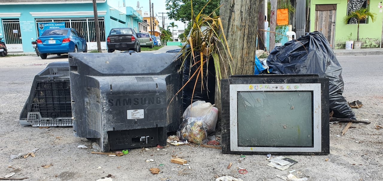 Las televisiones fueron tiradas junto a un poste en la colonia Flores Magón en Cozumel, provocando así una posible contaminación