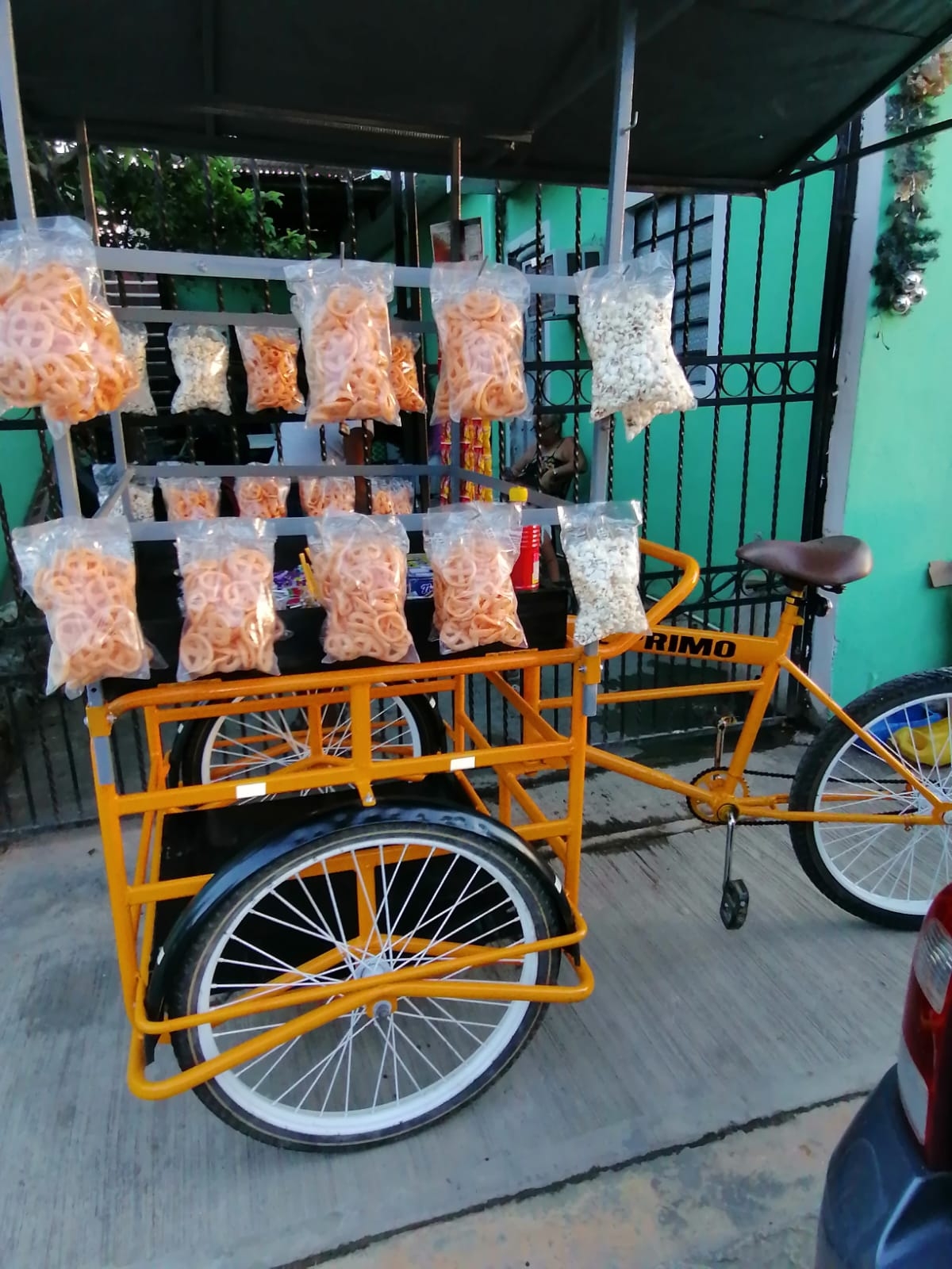 Ciudadanos arreglan triciclo de señor que dejó de trabajar por COVID-19 en Chetumal