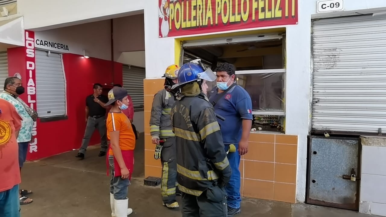 Cortocircuito genera incendio en mercado de Ciudad del Carmen