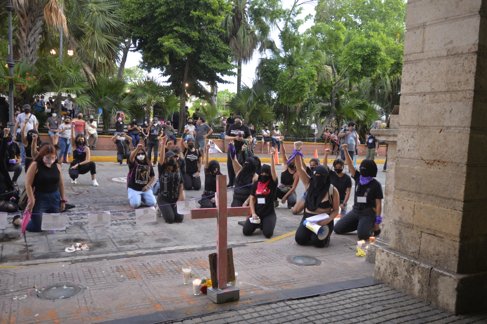 Mujeres protestan frente al Palacio de Gobierno de Yucatán contra feminicidios: VIDEO