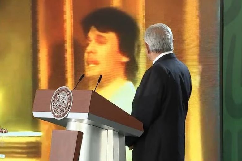 El presidente recuerda al Divo de Juárez antes de terminar su conferencia