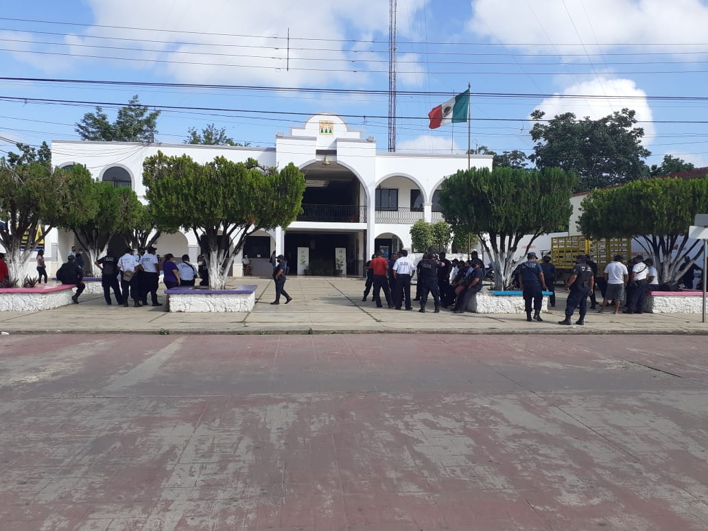Policías esperaban a la presidenta municipal Dulce Lorena Batun Itzá y al secretario de la comuna