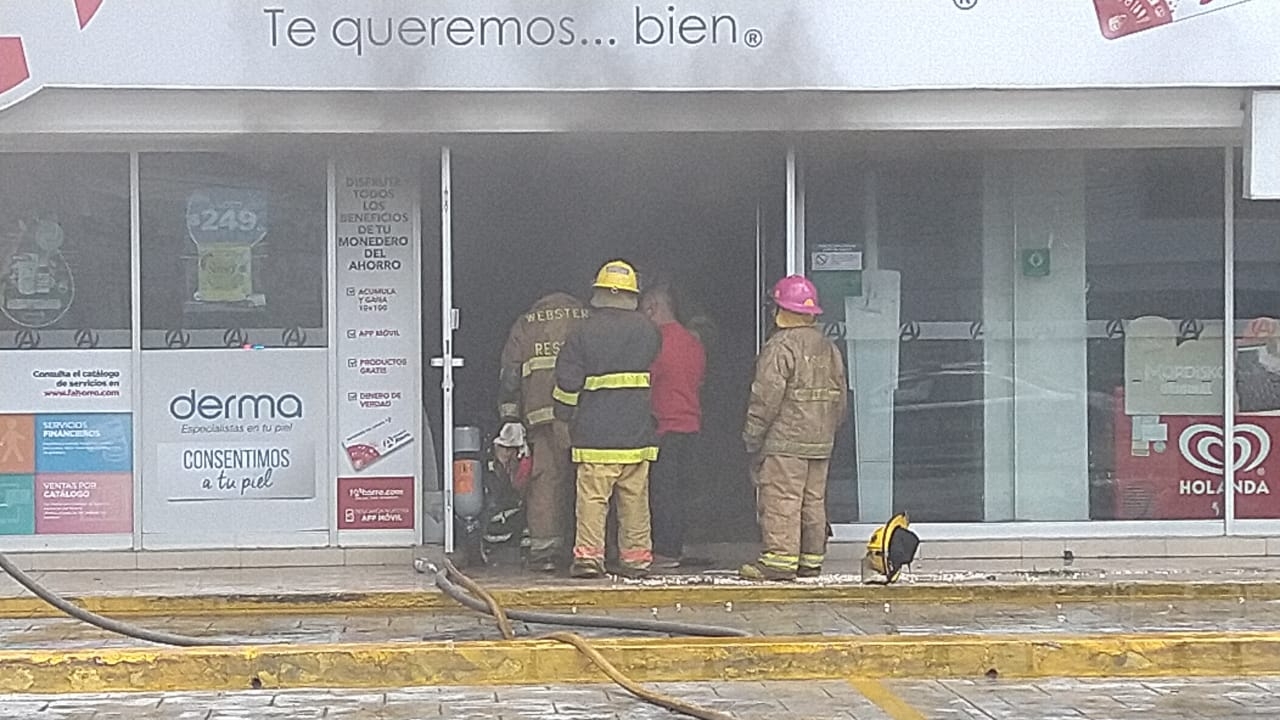 Incendio consume farmacia en Ciudad del Carmen