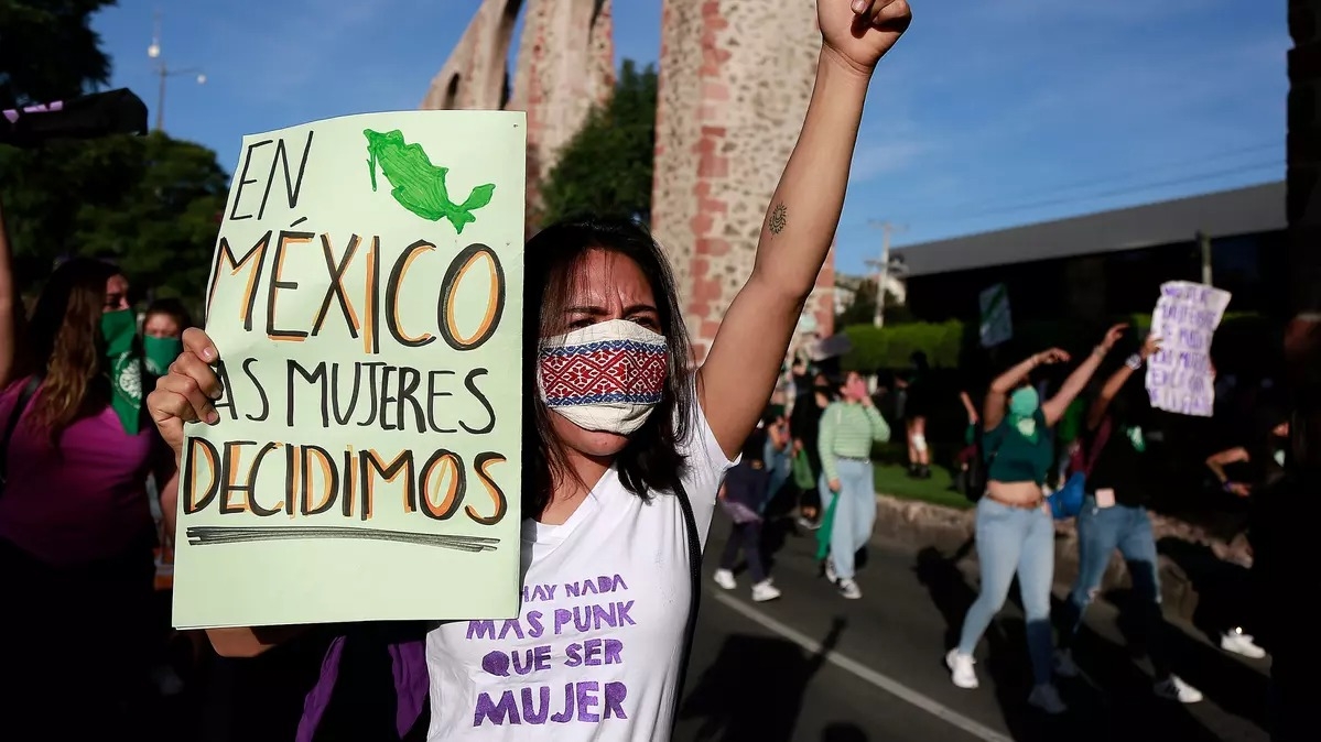 La SCJN en días recientes declaró inconstitucional la penalización del aborto en México; mujeres son manipuladas para no hacerlo, indican