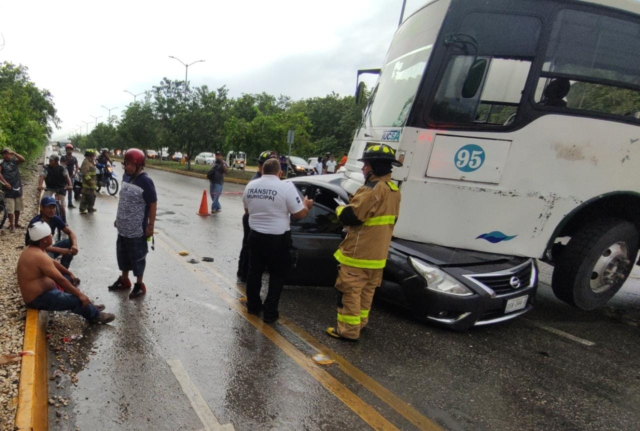 Camión choca contra un coche en Playa del Carmen; deja dos lesionados