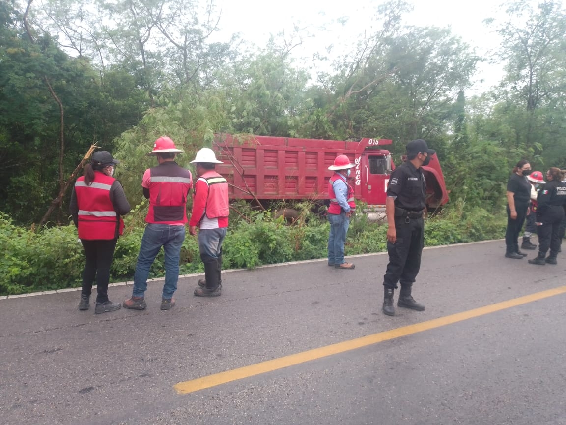 Volquetero termina fuera de la carretera Tixkokob-Euán en Yucatán