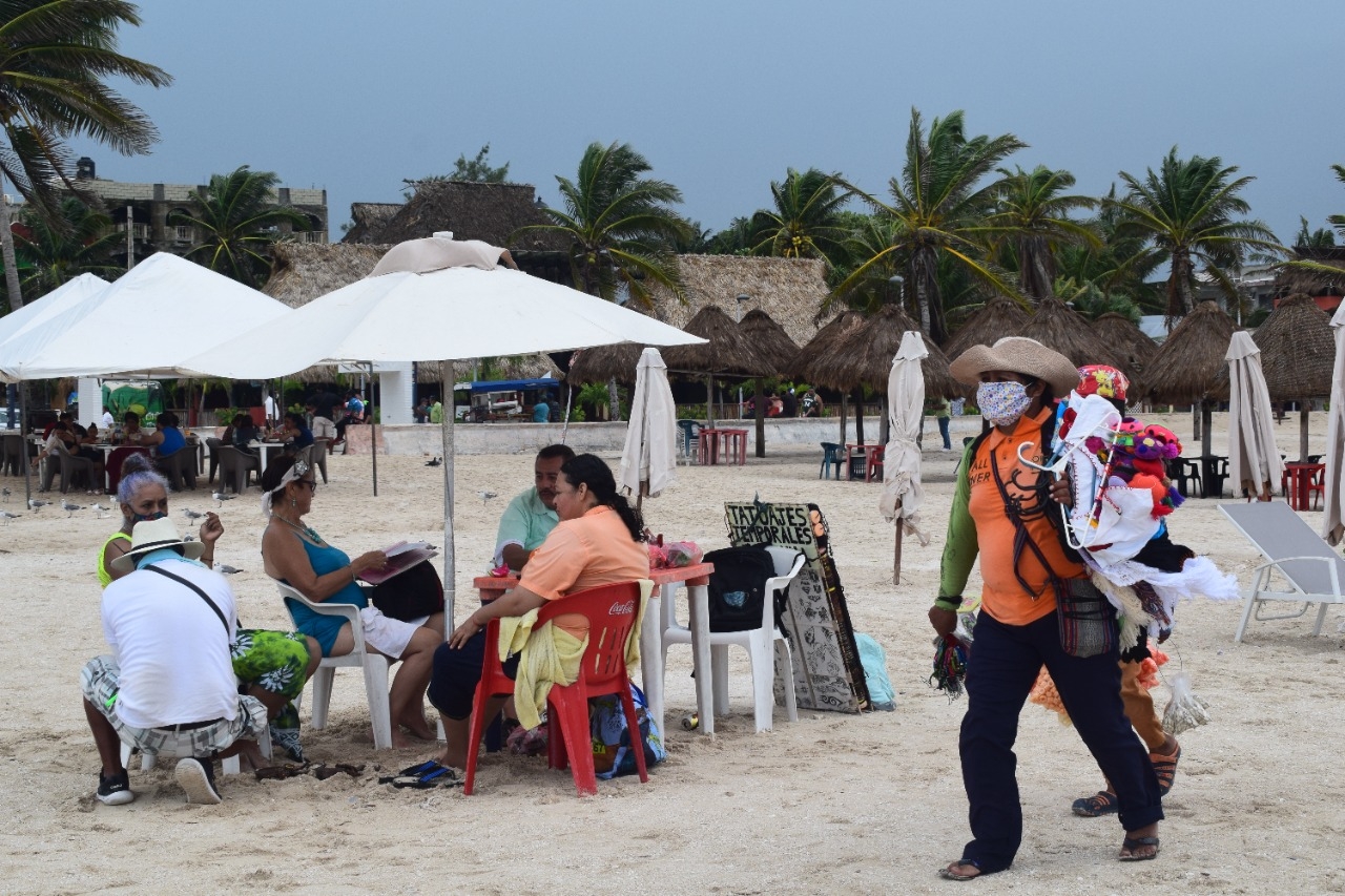 Comerciantes de Progreso celebran reapertura del malecón a bañistas