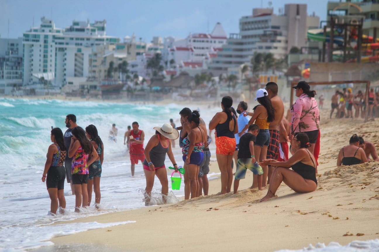 Turistas en Cancún, sin peligro pese a fuerte oleaje, aseguran guardavidas: VIDEO