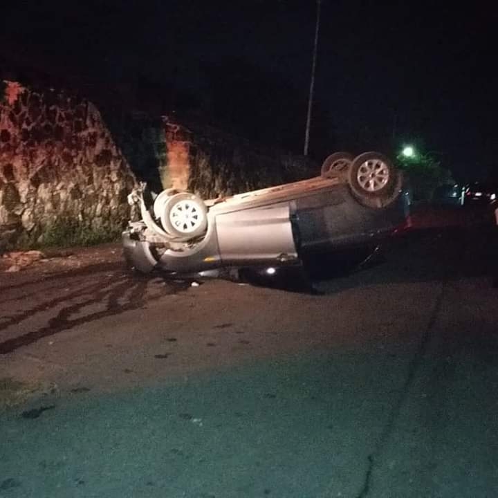 Conductor ebrio vuelca su vehículo tras caer a un desnivel de la Av. Heriberto Frías en Chetumal