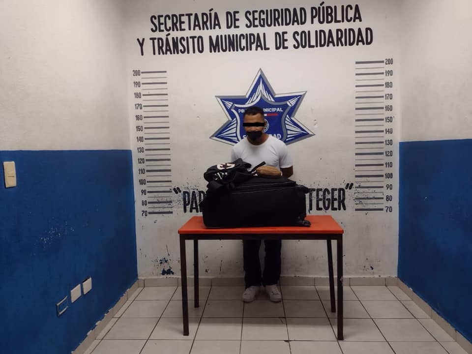 Detienen a pasajero de combi foránea con un paquete de marihuana en Playa del Carmen
