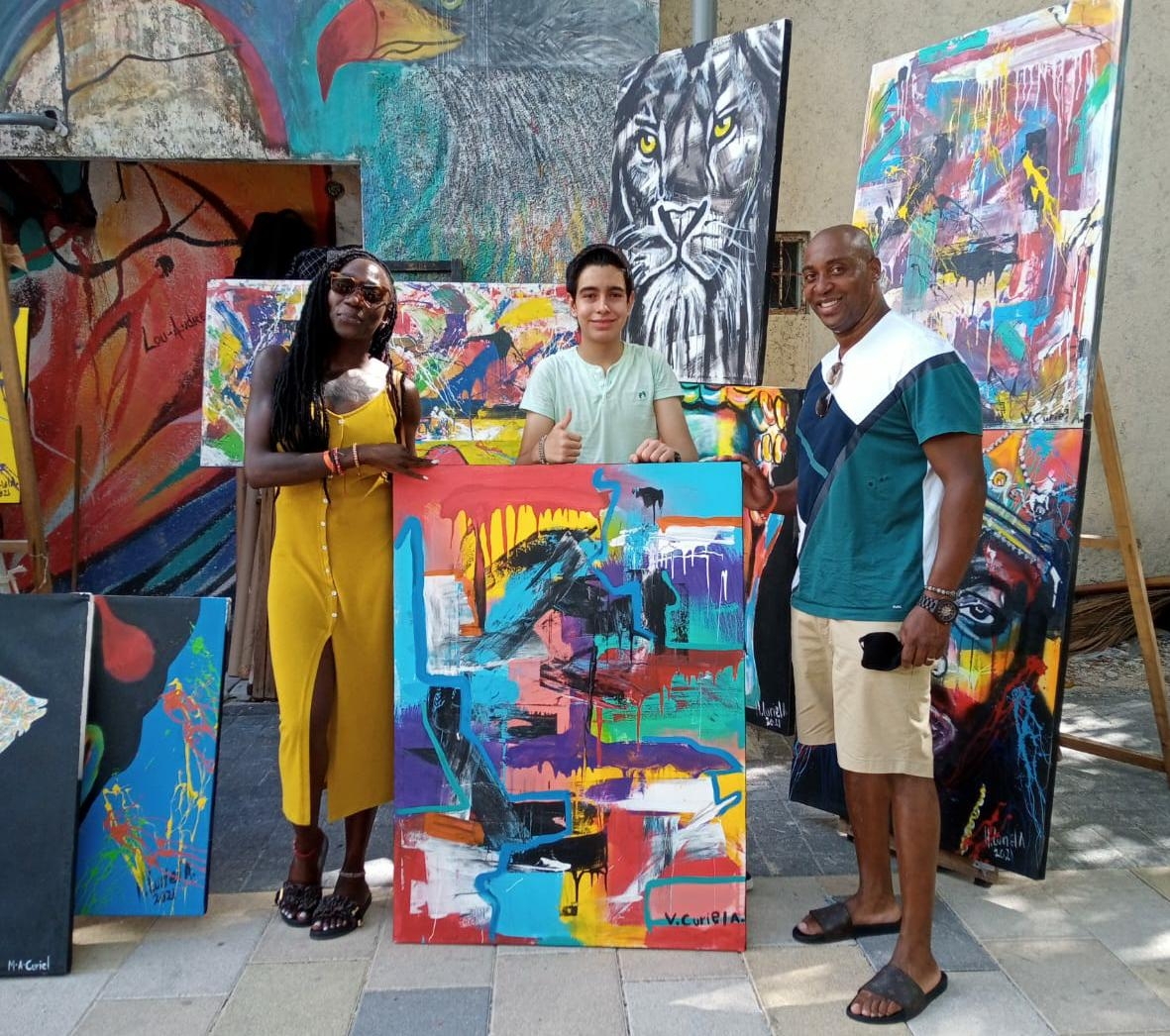 Joven rompe tabúes sobre el autismo y comercializa sus obras de arte en Playa del Carmen