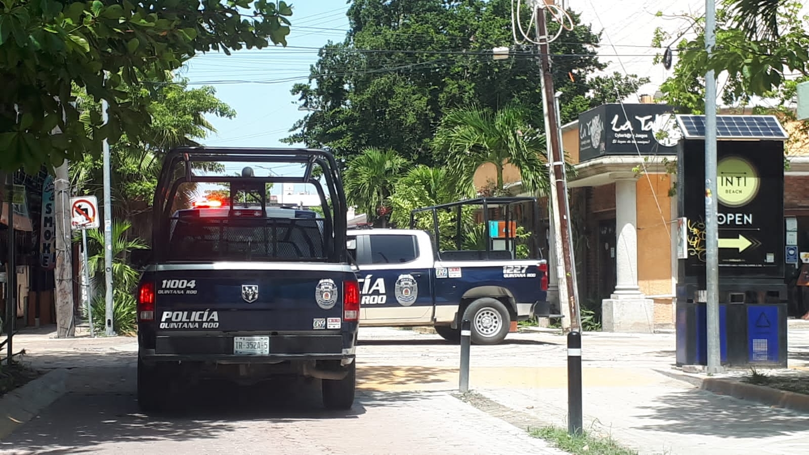 Los elementos policiacos recorrieron la Quinta Avenida de Playa del Carmen, tras un reporte del Consejo Coordinador Empresarial