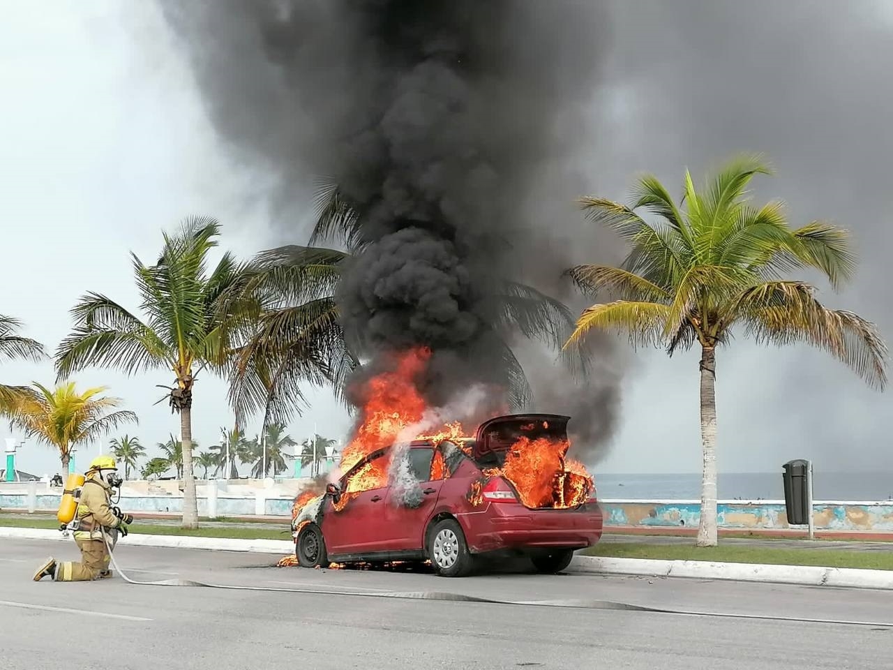 Automóvil se incendia en el malecón de Campeche; se quedó sin frenos