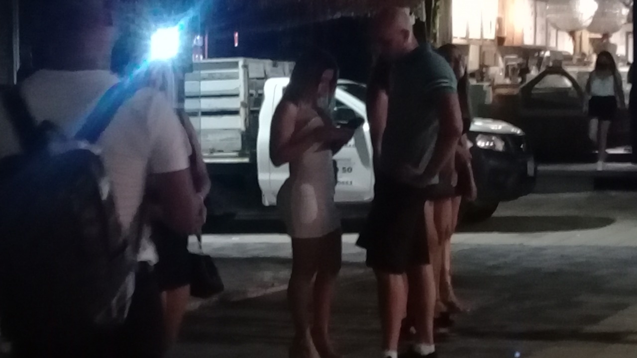 Locatarios de la Quinta Avenida de Playa del Carmen externaron su enojo por la presencia de sexoservidoras en la zona