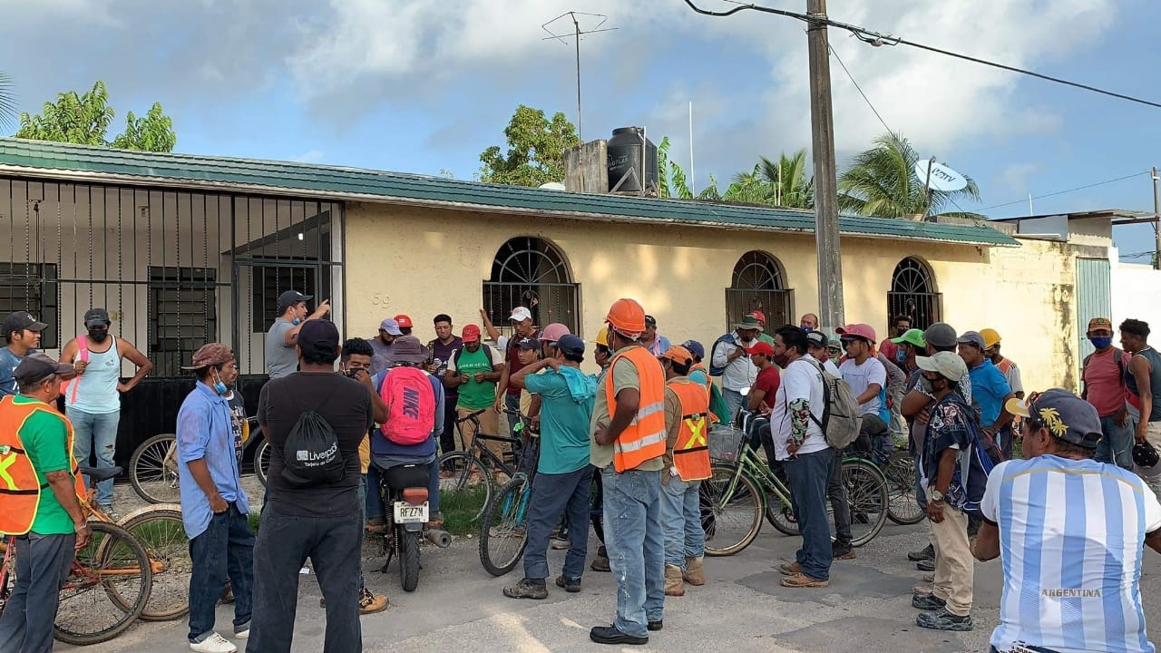Trabajadores del Campo de Softbol en Chetumal paran labores por falta de pago